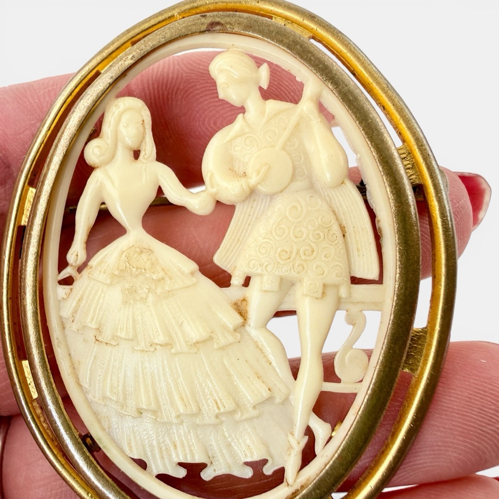 Vintage French Déposé Celluloid Brooch Romantic Couple Scene Trombone Clasp c.19 - Picture 4 of 8